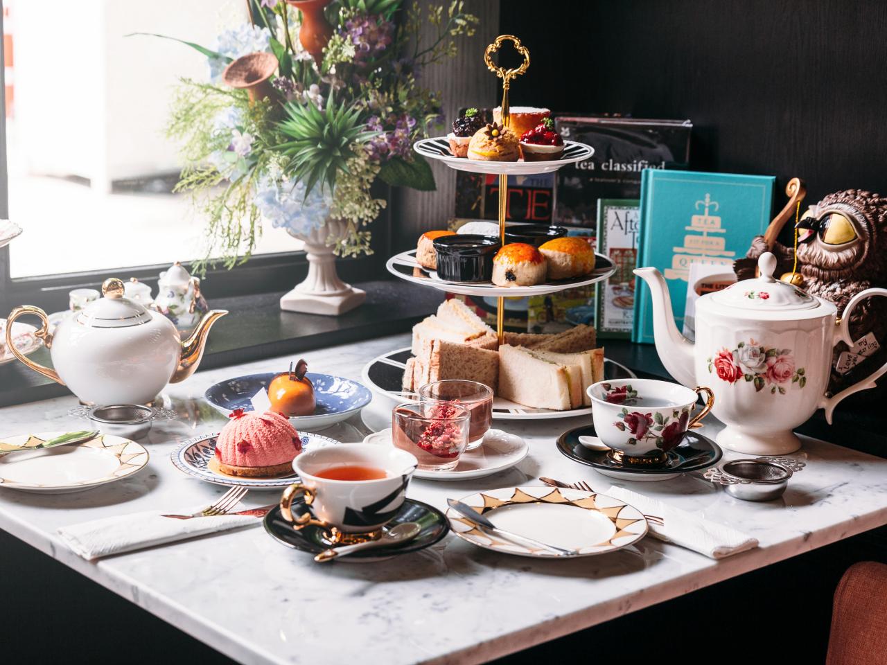 Một bữa tiệc afternoon tea đặc trưng với bánh ngọt và hồng trà