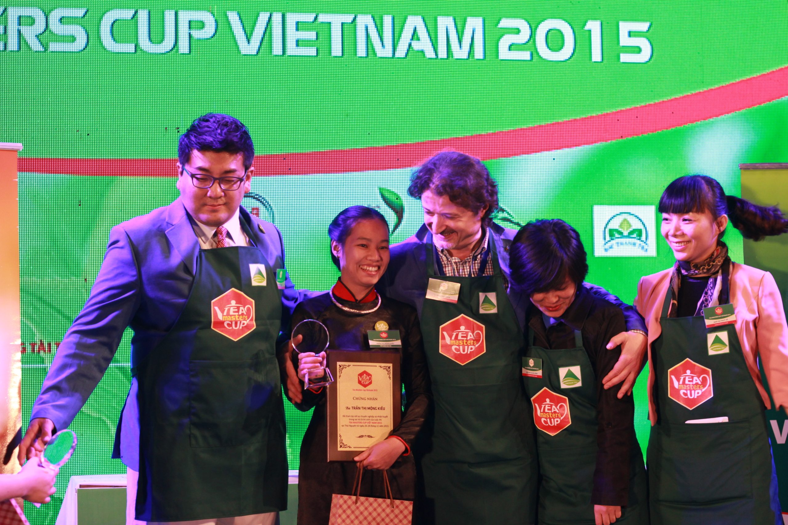 Trần Thị Mộng Kiều - nhận cup vô dịch Tea Master Cup 2015